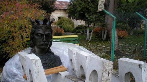 A dispărut bustul lui Ștefan cel Mare dintr-o fostă unitate militară de la Tecuci / Avea 1,5 tone și era realizat din bronz