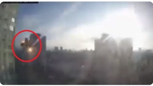 VIDEO Momentul în care un bloc cu 15 etaje din Kiev e lovit de o rachetă rusească. Victime scoase din clădire de salvatori (Imagini cu impact emoțional)