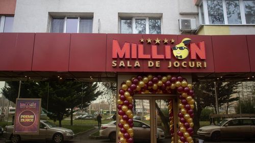 Păcănelele și sălile de jocuri de noroc, scoase în afara orașelor - propunere a premierului Ciolacu