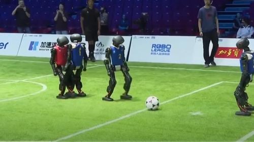 Roboții se întrec, joacă fotbal, se ciocnesc și se prăbușesc la „Olimpiada roboților” din China