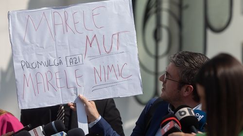 Senatorul USR Ștefan Pălărie, amendat cu 1000 de lei după protestul din 4 iulie, în fața Palatului Cotroceni, când Iohannis a promulgat legile educației