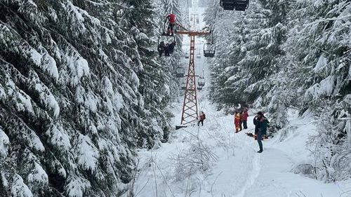 Turişti blocați în telescaunul de pe pârtia olimpică Prislop din staţiunea Borşa din Munţii Rodnei din cauza unei defecţiuni a instalaţiei