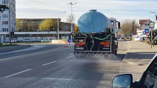 Primarii din București se laudă că spală străzile cu substanțe care ucid virusurile, Organizația Mondială a Sănătății avertizează că nu există încă soluții eficiente