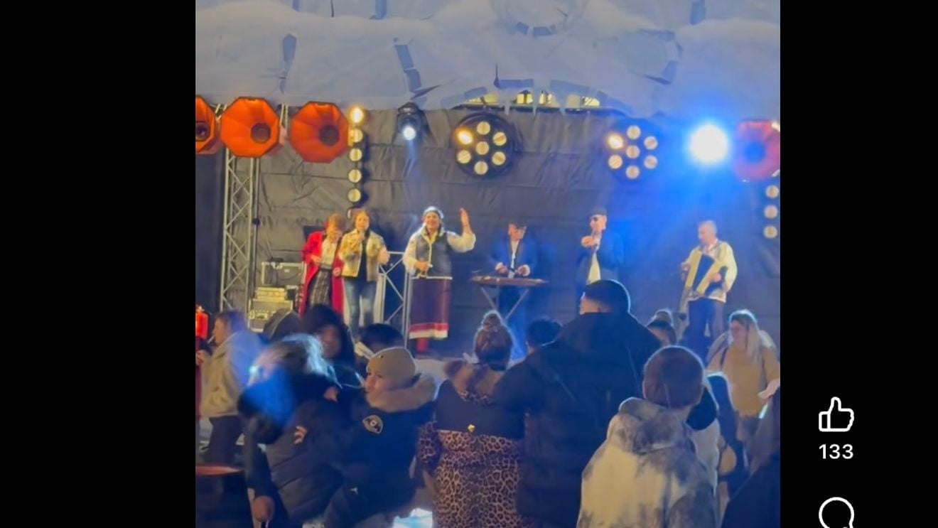 VIDEO Interpretă chinuită, pe scena Târgului de Crăciun din Piața Ovidiu / Constănțenii fac haz de necaz: Am aflat de ce s-au spânzurat urșii