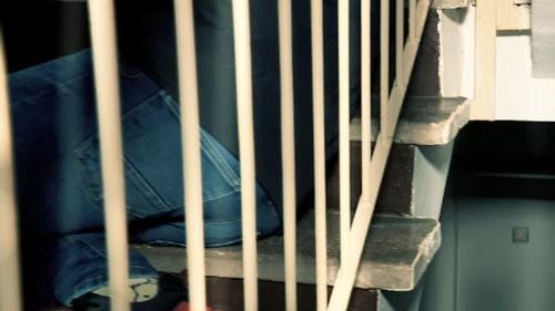 Alertă în București, după ce trupul fără viață al unui tânăr a fost găsit în scara unui bloc