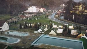 Majoritatea operatorilor turistici din stațiunea Moneasa au renunţat la sejururile de Anul Nou. Mulți și-au suspendat complet activitatea în sezonul rece / Primar: 2023 a fost cel mai dificil an pentru operatorii din turism din ultimele trei decenii
