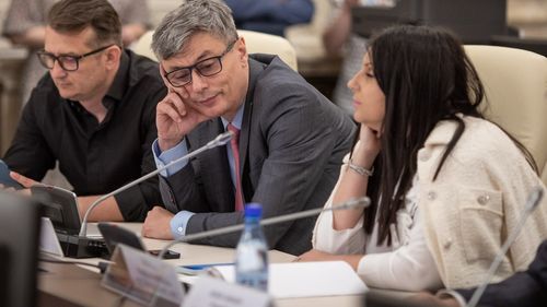 Ministrul energiei, Virgil Popescu: Sunt infectat din nou cu SARS - COV - 2 / Am simptome de gripă și voi sta izolat acasă până va trece