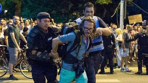 VIDEO Imagini dramatice din momentul în care ziaristul german Paul Wagner e săltat de jandarmi la protestul din Piața Victoriei
