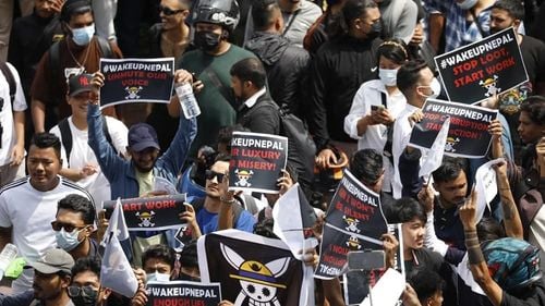 Cum l-a dat jos Gen Z pe prim-ministrul Nepalului /  Interzicerea rețelelor sociale, eroare fatală / Tinerii nepalezi au protestat și împotriva corupției generalizate 