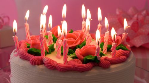 Suflatul în lumânările de tort: o tradiție surprinzător de veche 