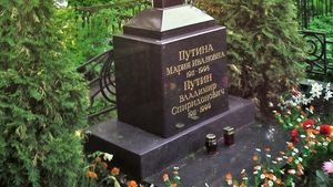 O bunică din Rusia riscă cinci ani de închisoare după ce ar fi lăsat un bilet pe mormântul părinților lui Putin în care spunea că vrea ca liderul de la Kremlin să moară – The Moscow Times