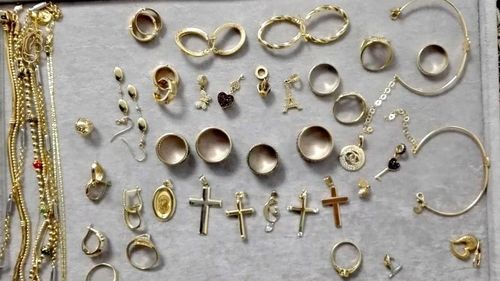 Atenție când cumpărați bijuterii / Protecția consumatorului: Contrafacerile în domeniul metalelor preţioase sunt multe / Există obiecte din metal comun acoperite cu un strat subţire de metal preţios