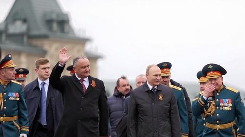 Moldova: Igor Dodon susține că alegerile anticipate pun în pericol sănătatea cetățenilor, dar vrea paradă militară pe 9 mai