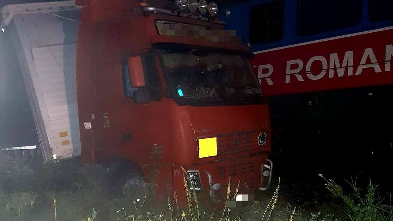 Trafic blocat pe DN 5B din județul Giurgiu în urma unui accident între un tren de marfă care transporta păcură și benzină şi un TIR / Sute de litri de carburant se scurg pe sol