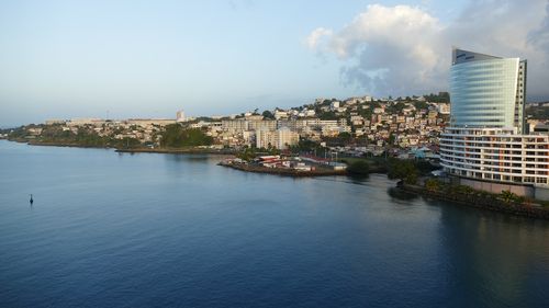 Atenţionare de călătorie de la MAE pentru Martinica, teritoriu francez unde este instituită starea de asediu