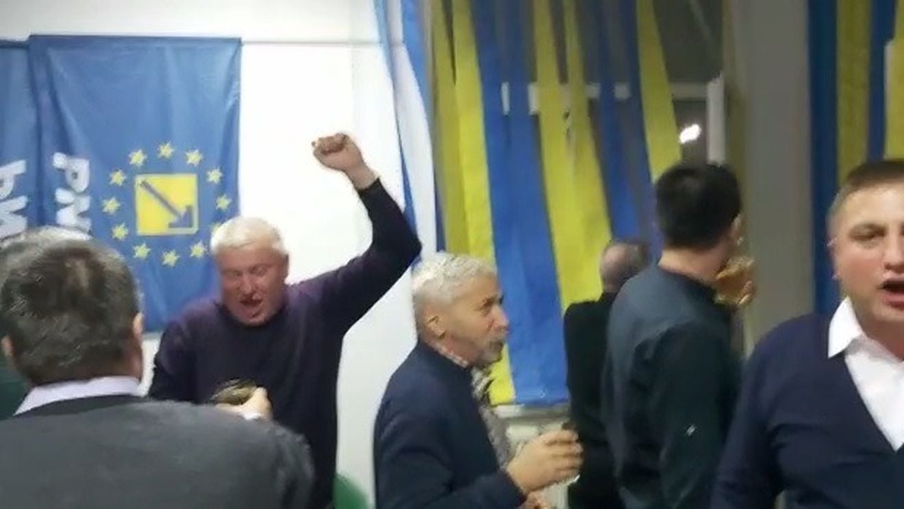VIDEO Liberalii dintr-o organizație prahoveană au sărbătorit cu înjurături și obscenități la adresa PSD victoria de la prezidențiale