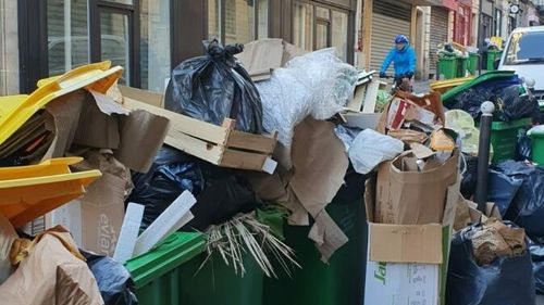 FOTO Cum arată Parisul după 10 zile de grevă a gunoierilor, în timp ce reforma pensiilor se discută cu ușile închise/ Guvernul dă vina pe primarul capitalei pentru „responsabilitatea politică” a situației