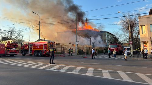 UPDATE Incendiu puternic în Capitală, în Sectorul 1, la un depozit de cherestea / Focul s-a extins și la acoperișul unei clădiri din vecinătate