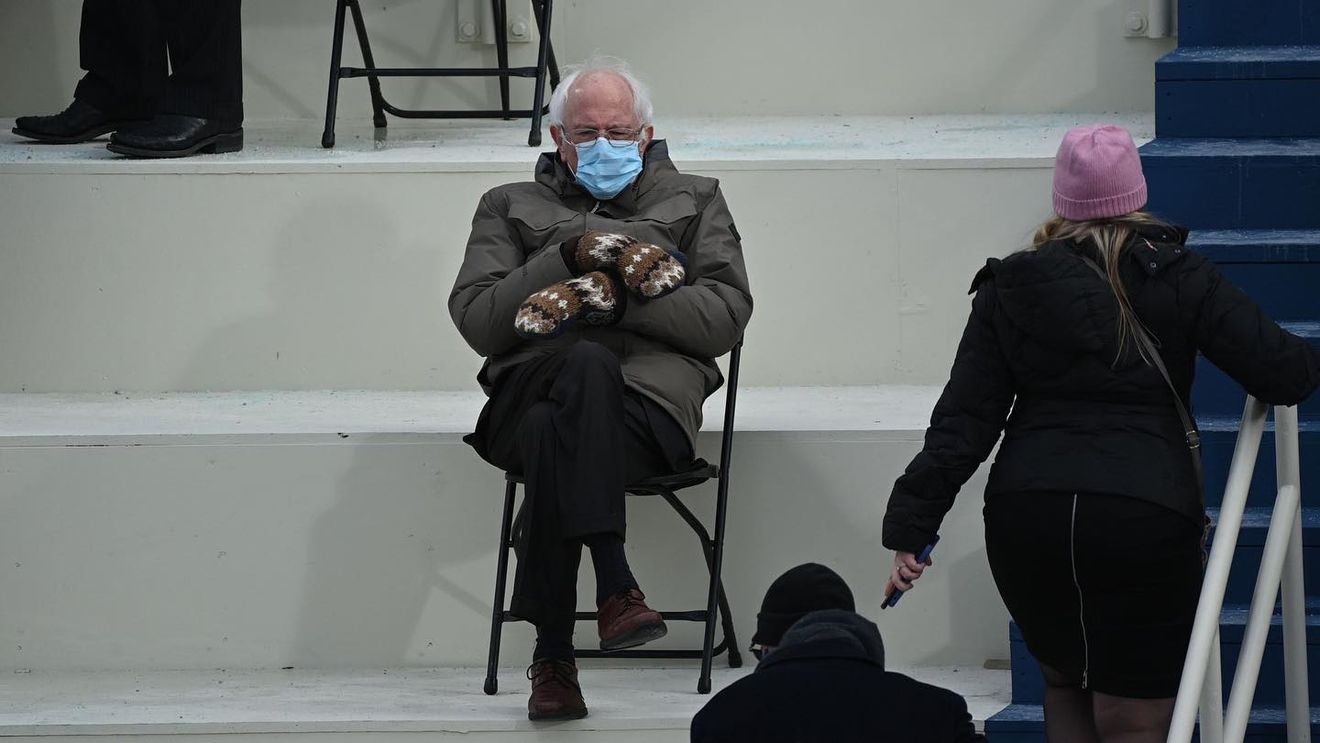 Creatoarea celebrelor mănuși tricotate ale lui Bernie Sanders a găsit un fabricant pentru cererea imensă pe care a primit-o