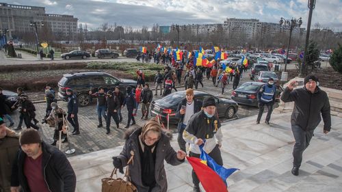 SURSE: Mașinile ambasadorilor Japoniei și SUA în România au fost vandalizate de către protestatari