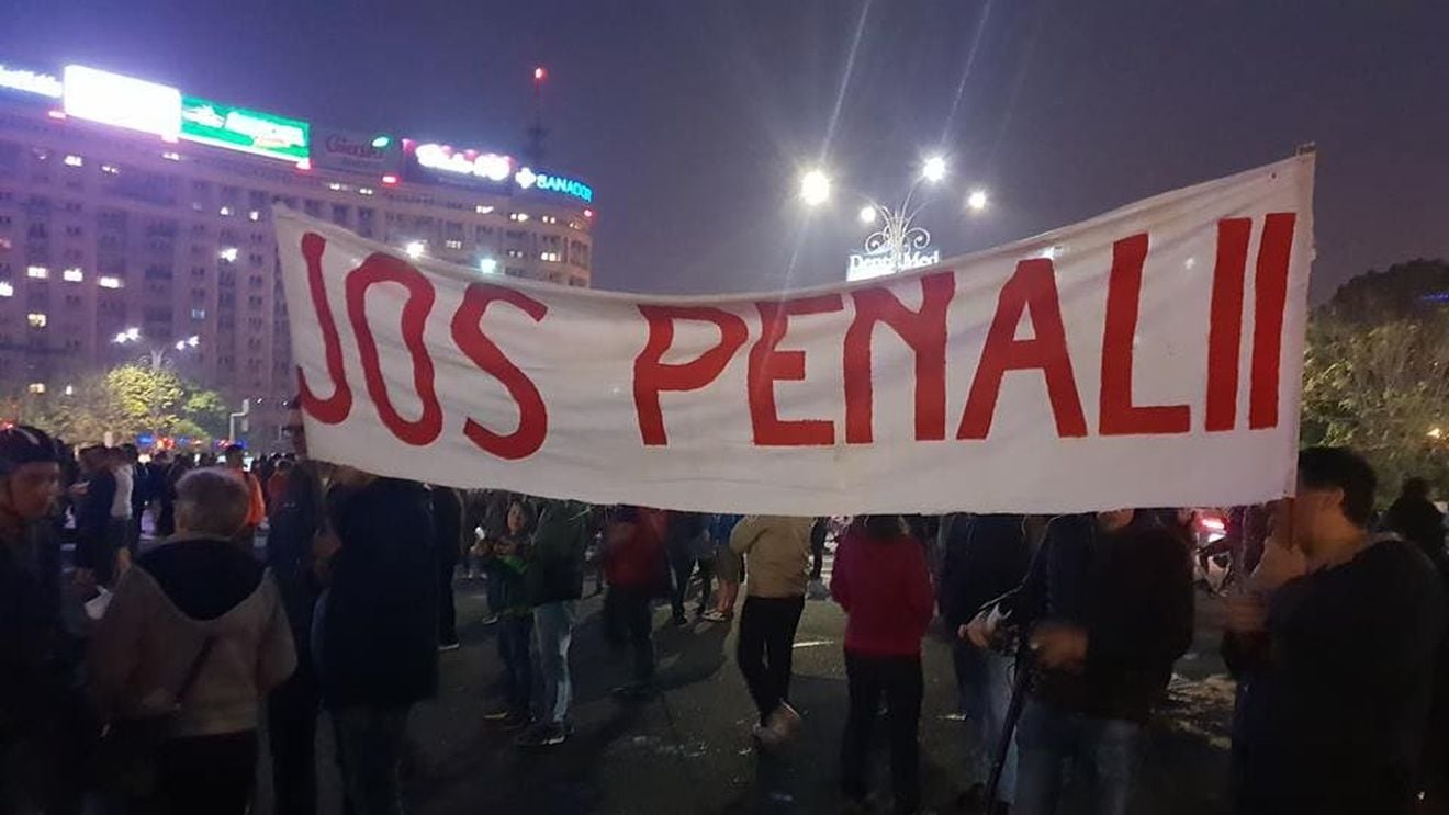 Peste 1000 de oameni au protestat duminică seara în Piața Victoriei