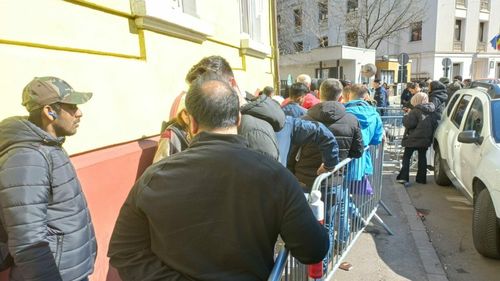 Șapte din zece români petrec o zi din concediu stând la cozi la ghișeele statului, susține un oficial guvernamental