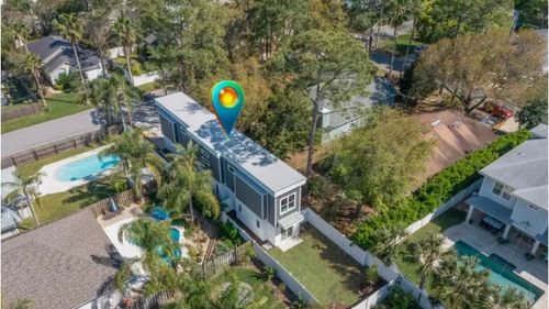 O casă de 3 metri lățime a fost construită „din ciudă” pe o bucată de teren rămasă și se vinde cu un preț exorbitant