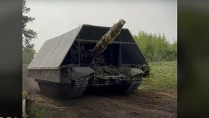Faceți cunoștință cu „Hambarul blindat”. Trupele ruse transformă tancurile în adevărați monștri pentru a-i proteja de drone