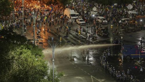 Iohannis: Este inexplicabil de ce Jandarmeria nu i-a izolat pe huligani / Carmen Dan să-și asume responsabilitatea și să spună din ordinul cui au acționat forțele de ordine