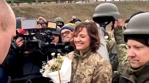 Ucraineni căsătoriți pe front, îmbrăcaţi în uniforme militare / Cei doi, Valeri și Lesia, sunt împreună de 20 de ani
