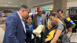 Ciolacu, fotografii cu copiii scoși din Gaza: Sunt recunoscător autorităților din Egipt, Israel și Qatar pentru contribuția la evacuarea românilor