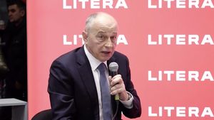 „Niciuna din alegerile de dinainte nu se compară cu cele de acum. Începe un ciclu istoric nou”, a transmis Geoană din cadrul evenimentului în care și-a lansat volumul „Bătălia pentru viitorul României. Gândurile unui român la vârful NATO”