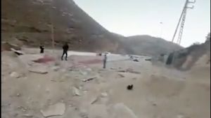 O şosea folosită de mii de persoane pentru a fugi din Liban în Siria a fost distrusă de un bombardament israelian