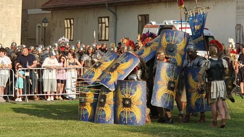 Începe Festivalul Roman Apulum de la Alba Iulia. Spectacole de reenactment cu sute de participanți, antrenamente, lupte între romani și daci și spectacole cu gladiatori. Program