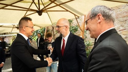 Ministrul ungar de Externe: Nu intenționăm să ne implicăm în campania electorală din România dar ne menţinem dreptul de a ţine pumnii pentru cineva şi de face galerie UDMR