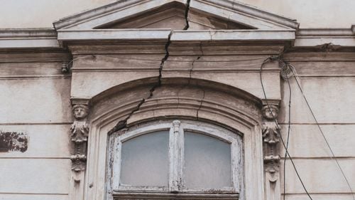 HARTĂ Clădiri în pericol la cutremur: Doar 28% din municipiile-reședință au publicat listele cu imobilele vulnerabile la seism, deși sunt obligate prin lege/ Ce spune Ministerul Dezvoltării și cum se scuză primăriile