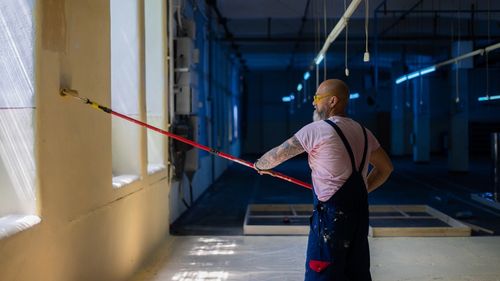 Hala fostei fabrici de pantofi Clujana devine scenă pentru un spectacol de teatru imersiv