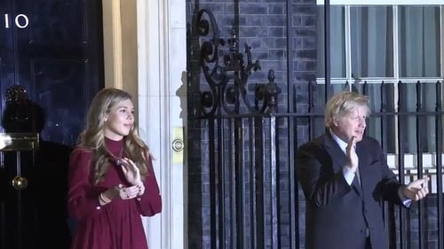 O nouă imagine compromițătoare sporește presiunea politică asupra premierului Boris Johnson / Acesta ține o cutie de bere, la o petrecere a aniversării sale, în timpul carantinei