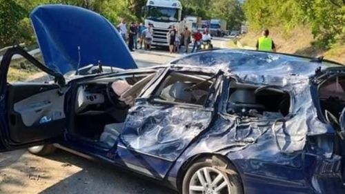 Tânăr de 23 de ani, mort la volanul mașinii după ce s-a prăbușit peste el un camion încărcat cu lemne / Dosar penal pentru ucidere din culpă