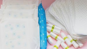 VIDEO Absorbante gratuite în universitate: de la un gest mic, la o schimbare de atitudine. La Facultatea de Științe Politice este „politically correct” accesul la produse de igienă menstruală