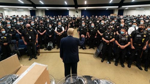 Donald Trump trimite mai mulți agenți federali în Chicago pentru a limita violențele/ Primarul democrat al orașului se opune