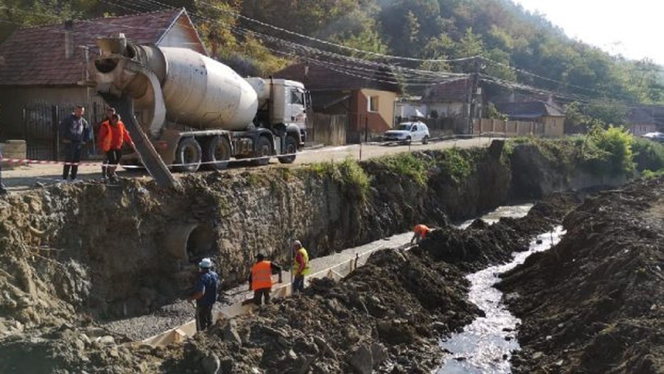 Firmele lui Dorinel Umbrărescu au câștigat vineri două contracte majore de 680 milioane lei și 670 milioane de lei pentru o porțiune din Autostrada Transilvania și un tronson din Drumul Expres Craiova - Pitești