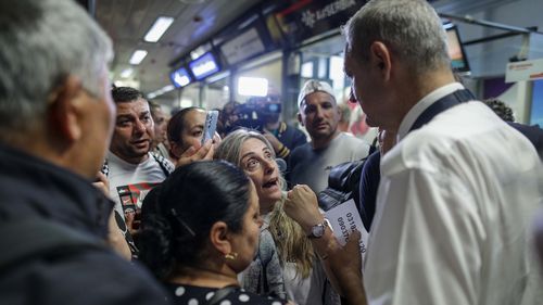 Ciucă: 2098 de cetățeni români au apelat la serviciile consulare pentru sprijin după anularea zborurilor Blue Air / Grindeanu: Se lucrează la punerea în funcțiune a unui mecanism, pentru că lucrurile nu sunt simple, să găsești sloturi în fiecare aeroport