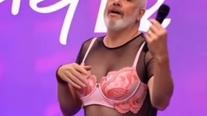 VIDEO: Premierul Albaniei a publicat un videoclip AI în care apare în fustă mini și cu sutien, o ironie la adresa bloggerilor și influencerilor care au sprijinit protestele organizate împotriva unui proiect turistic de amploare asociat cu Jared Kushner, ginerele lui Donald Trump