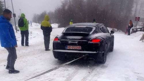 Aglomerație și haos la pârtiile din Straja / Primarul din Lupeni: barierele distruse de șapte ori, cartele clonate sau vândute, mașini parcate ilegal. Sute de oameni au fost amendaţi