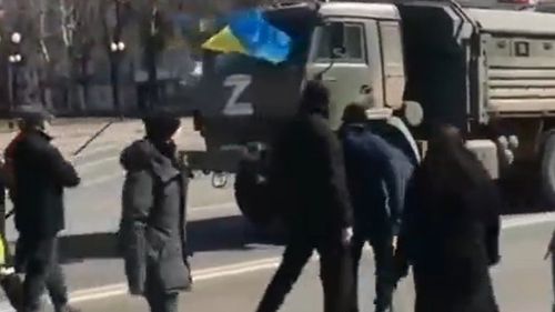 VIDEO Herson: Camioane ale armatei ruse, obligate să se întoarcă din drum, în fața manifestanților ucraineni