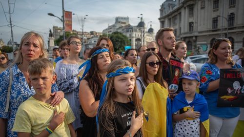 VIDEO Peste 100 de ucraineni, adulţi şi copii, s-au adunat în Piaţa Universităţii pentru a sărbători Ziua Independenţei Ucrainei