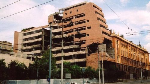 Serbia a încheiat în secret un acord cu firma lui Jared Kushner, ginerele lui Trump, pentru dezvoltarea un complex hotelier  în locul sediului forțelor armate sârbe bombardat de NATO și declarat monument istoric / Proteste la Belgrad - presă 