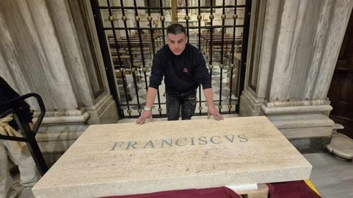 Un român, în echipa care a executat lucrările din cripta unde a fost înhumat Papa Francisc / ”A fost  singurul străin care a făcut  parte din această echipă de muncitori”