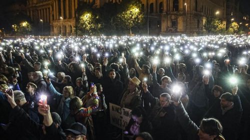 Ziar de opoziție din Ungaria: FIDESZ a avut la dispoziţie 12 ani pentru dezvoltarea educaţiei, însă, azi copiii sunt nevoiţi să protesteze pentru profesorii lor  /  Cum a arătat ziua marelui miting cu mii de tineri care au format un lanț viu la Budapesta
